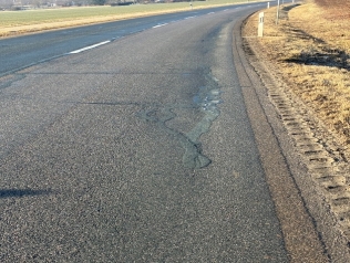 Ein Bild, das drau�en, Stra�e, Asphalt, Teer enth�lt.Automatisch generierte Beschreibung