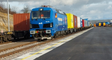 G�terverkehrszug f�hrt im Kombiterminal ein